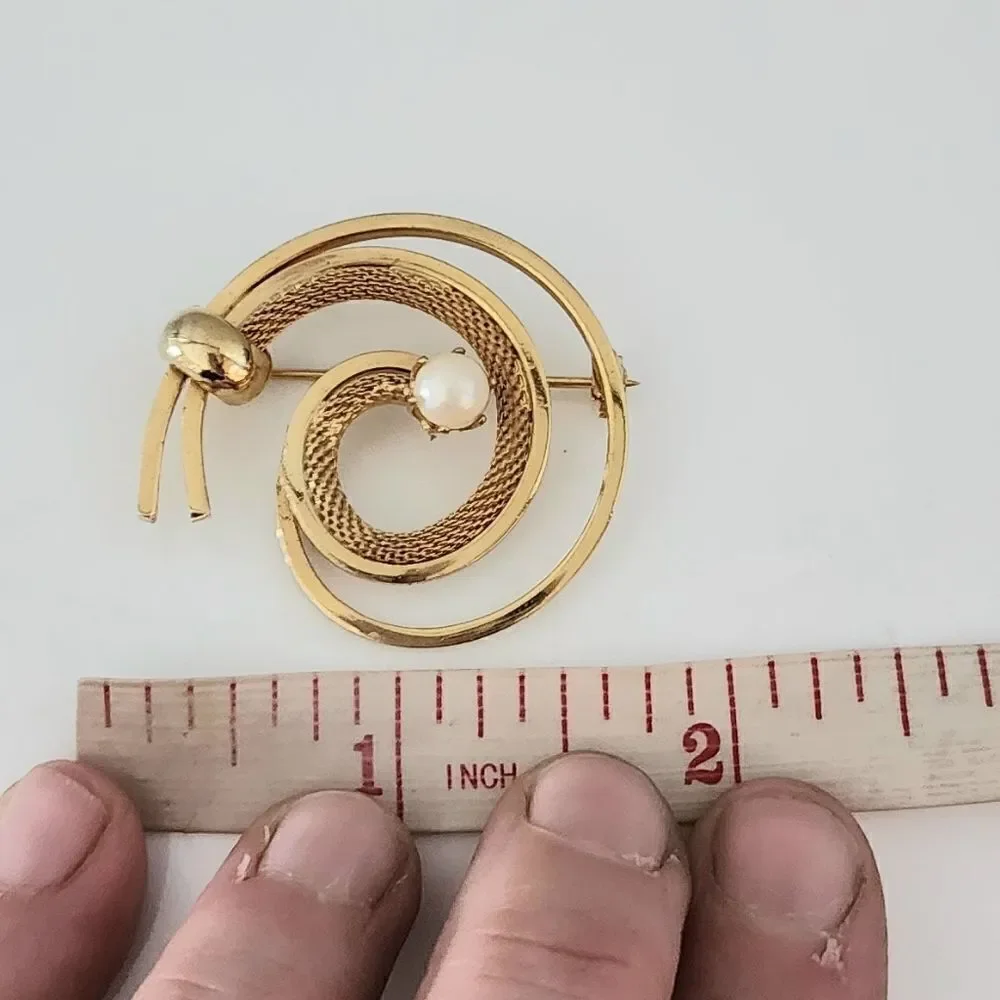 Vintage brooch pin gold tone